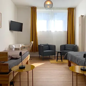 Alles Komplett - 2 Schlafzimmer, Grosse Kueche, Bad Apartment