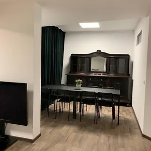 Central Private In Popular Neighborhood! Apartment